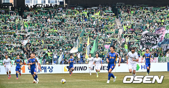 [OSEN=울산, 이석우 기자] 1일 울산 문수축구경기장에서 하나은행 K리그1 2025 울산 HD와 전북 현대의 경기가 열렸다.  세대교체를 시도하는 김판곤 감독의 울산과 공격 축구의 부활을 노리는 포옛 감독의 전북이 첫 ‘현대가 더비’를 갖는다. 전북 현대 팬들이 응원을 하고 있다. 2025.03.01 / foto0307@osen.co.kr