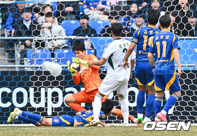 [OSEN=울산, 이석우 기자] 1일 울산 문수축구경기장에서 하나은행 K리그1 2025 울산 HD와 전북 현대의 경기가 열렸다.  세대교체를 시도하는 김판곤 감독의 울산과 공격 축구의 부활을 노리는 포옛 감독의 전북이 첫 ‘현대가 더비’를 갖는다. 전북 현대 송범근 골키퍼가 슛을 막아내고 있다. 2025.03.01 / foto0307@osen.co.kr