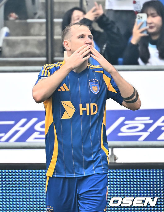 [OSEN=울산, 이석우 기자] 1일 울산 문수축구경기장에서 하나은행 K리그1 2025 울산 HD와 전북 현대의 경기가 열렸다.  세대교체를 시도하는 김판곤 감독의 울산과 공격 축구의 부활을 노리는 포옛 감독의 전북이 첫 ‘현대가 더비’를 갖는다. 울산 HD 보야니치가 후반 선제골을 성공시키고 환호하고 있다. 2025.03.01 / foto0307@osen.co.kr