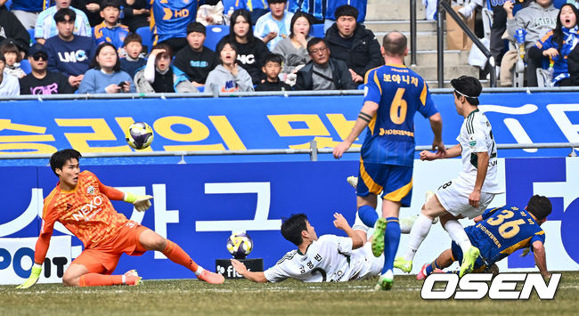 [OSEN=울산, 이석우 기자] 1일 울산 문수축구경기장에서 하나은행 K리그1 2025 울산 HD와 전북 현대의 경기가 열렸다.  세대교체를 시도하는 김판곤 감독의 울산과 공격 축구의 부활을 노리는 포옛 감독의 전북이 첫 ‘현대가 더비’를 갖는다. 울산 HD 라카바가 슛을 시도하고 있다. 2025.03.01 / foto0307@osen.co.kr