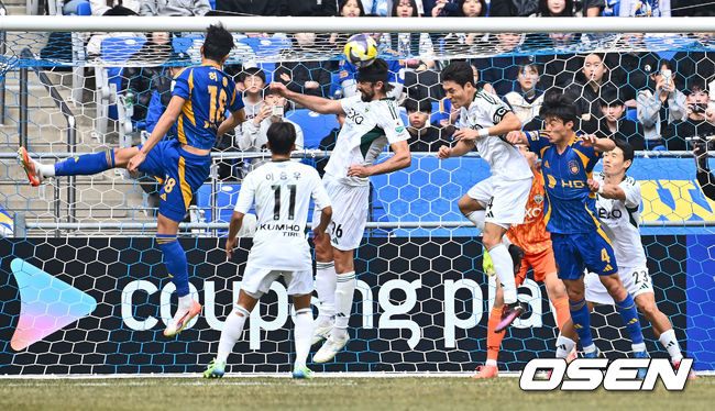 [OSEN=울산, 이석우 기자] 1일 울산 문수축구경기장에서 하나은행 K리그1 2025 울산 HD와 전북 현대의 경기가 열렸다.  세대교체를 시도하는 김판곤 감독의 울산과 공격 축구의 부활을 노리는 포옛 감독의 전북이 첫 ‘현대가 더비’를 갖는다. 전북 현대 안드레아 콤파뇨가 프리킥을 걷어내고 있다. 2025.03.01 / foto0307@osen.co.kr