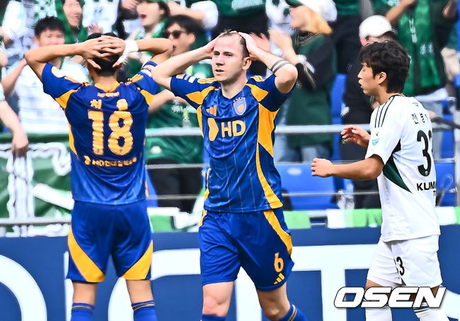 [OSEN=울산, 이석우 기자] 1일 울산 문수축구경기장에서 하나은행 K리그1 2025 울산 HD와 전북 현대의 경기가 열렸다.  세대교체를 시도하는 김판곤 감독의 울산과 공격 축구의 부활을 노리는 포옛 감독의 전북이 첫 ‘현대가 더비’를 갖는다. 울산 HD 보야니치가 슛이 골대를 맞추고 나가자 아쉬워하고 있다. 2025.03.01 / foto0307@osen.co.kr