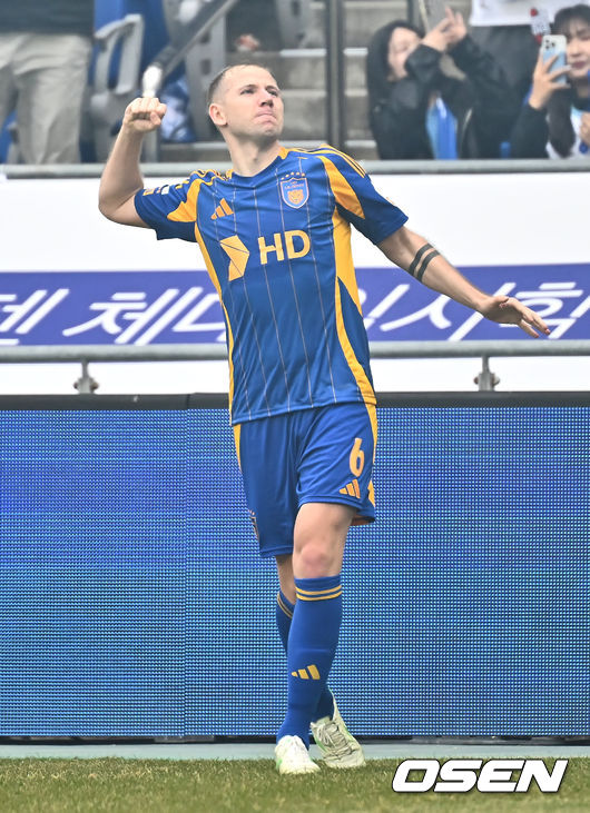 [OSEN=울산, 이석우 기자] 1일 울산 문수축구경기장에서 하나은행 K리그1 2025 울산 HD와 전북 현대의 경기가 열렸다.  세대교체를 시도하는 김판곤 감독의 울산과 공격 축구의 부활을 노리는 포옛 감독의 전북이 첫 ‘현대가 더비’를 갖는다. 울산 HD 보야니치가 후반 선제골을 성공시키고 환호하고 있다. 2025.03.01 / foto0307@osen.co.kr