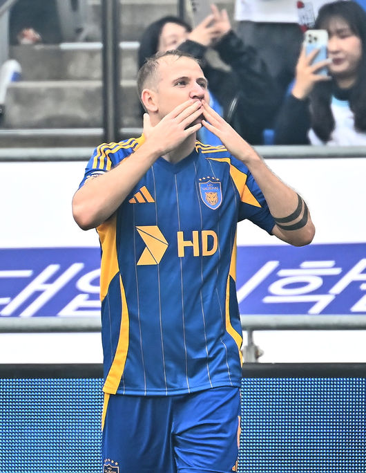 [OSEN=울산, 이석우 기자] 1일 울산 문수축구경기장에서 하나은행 K리그1 2025 울산 HD와 전북 현대의 경기가 열렸다.  세대교체를 시도하는 김판곤 감독의 울산과 공격 축구의 부활을 노리는 포옛 감독의 전북이 첫 ‘현대가 더비’를 갖는다. 울산 HD 보야니치가 후반 선제골을 성공시키고 환호하고 있다. 2025.03.01 / foto0307@osen.co.kr