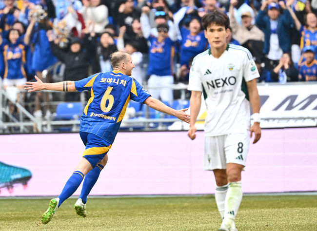 [OSEN=울산, 이석우 기자] 1일 울산 문수축구경기장에서 하나은행 K리그1 2025 울산 HD와 전북 현대의 경기가 열렸다.  세대교체를 시도하는 김판곤 감독의 울산과 공격 축구의 부활을 노리는 포옛 감독의 전북이 첫 ‘현대가 더비’를 갖는다. 울산 HD 보야니치가 후반 선제골을 성공시키고 환호하고 있다. 2025.03.01 / foto0307@osen.co.kr