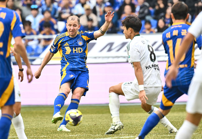 [OSEN=울산, 이석우 기자] 1일 울산 문수축구경기장에서 하나은행 K리그1 2025 울산 HD와 전북 현대의 경기가 열렸다.  세대교체를 시도하는 김판곤 감독의 울산과 공격 축구의 부활을 노리는 포옛 감독의 전북이 첫 ‘현대가 더비’를 갖는다. 울산 HD 보야니치가 후반 오른발 슛을 시도하고 있다. 2025.03.01 / foto0307@osen.co.kr