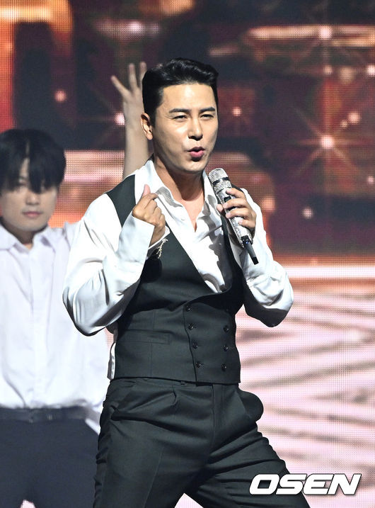 [OSEN=이대선 기자] 18일 오후 서울 올림픽공원 KSPO DOME에서 ‘제 32회 롯데면세점 패밀리콘서트’가 열렸다.‘롯데면세점 패밀리콘서트’는 2006년부터 롯데면세점이 해외 관광객을 유치하기 위해 직접 주최하는 K-POP 콘서트다.가수 장민호가 무대를 펼치고 있다. 2023.06.18 /sunday@osen.co.kr