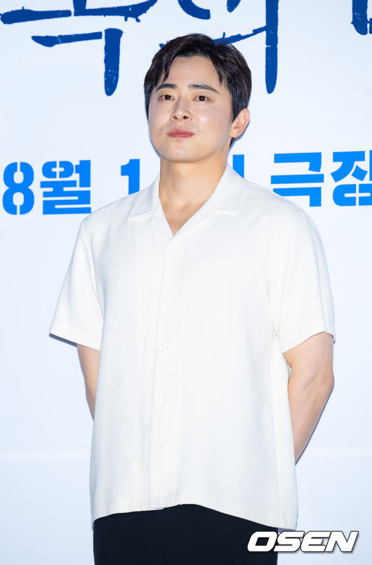 [OSEN=민경훈 기자] 6일 오후 서울 CGV 용산 아이파크몰에서 영화 '행복의 나라' 언론배급시사회 및 기자간담회가 열렸다.'행복의 나라'는 1979년 10월 26일, 상관의 명령에 의해 대통령 암살 사건에 연루된 ‘박태주’와 그의 변호를 맡으며 대한민국 최악의 정치 재판에 뛰어든 변호사 ‘정인후’의 이야기를 그린 작품.배우 조정석이 포토타임을 갖고 있다. 2024.08.06 /rumi@osen.co.kr