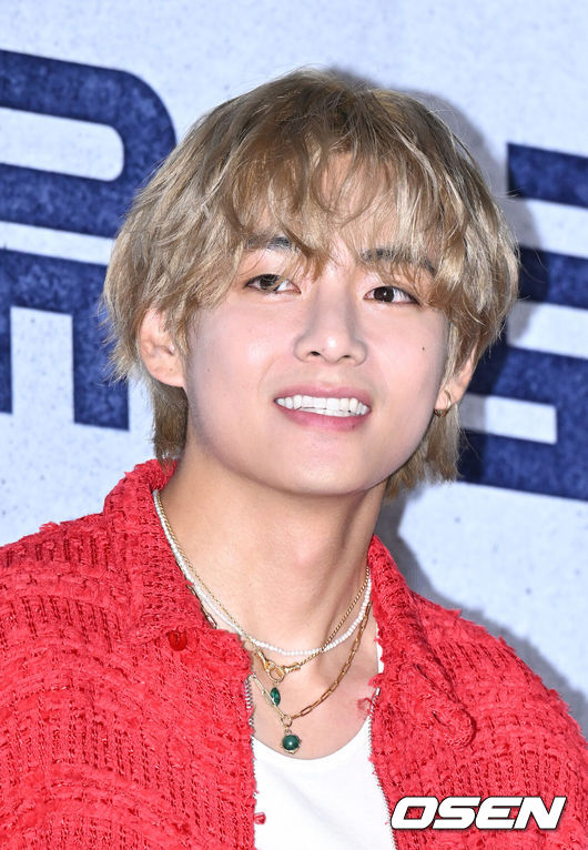 [OSEN=이대선 기자] 8일 오후 서울 송파구 롯데시네마 월드타워에서 영화 '콘크리트 유토피아' VIP 시사회가 열렸다.방탄소년단 뷔가 포토타임을 가지고 있다. 2023.08.08 /sunday@osen.co.kr