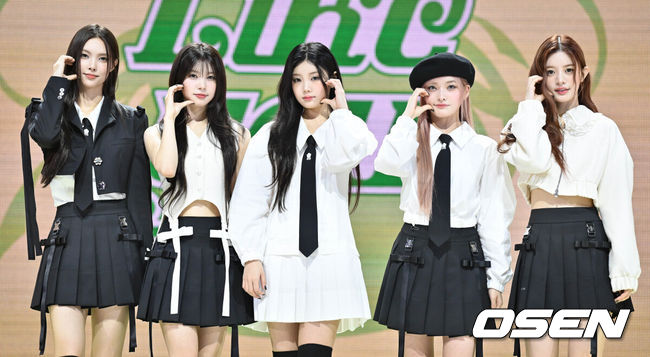 [OSEN=조은정 기자] 아일릿(ILLIT:민주, 윤아, 모카, 원희, 이로하)의 미니 2집 ‘아윌 라이크 유(I'LL LIKE YOU)’ 발매 기념 쇼케이스가 21일 오후 서울 광진구 예스24 라이브홀에서 열렸다.'아윌 라이크 유'는 순간에 과몰입하는 소녀가 친해지고 싶은 상대를 만나 고민하지만, 결국 자신의 마음을 믿고 '너'에게 직진하는 '나'의 모습을 노래한 곡이다.아일릿이 포즈를 취하고 있다. 2024.10.21 /cej@osen.co.kr