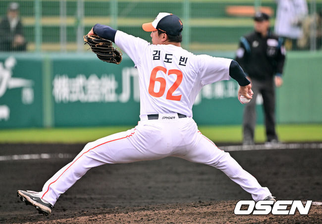 [OSEN=오키나와(일본), 조은정 기자]한화 이글스가 23일(한국시간) 일본 오키나와 오키나와 니시자키 야구장에서 일본프로야구 구단 지바 롯데 마린스와 연습경기를 가졌다.한화는 22일 훈련을 시작으로 8차례 연습경기를 치른 뒤 내달 4일 귀국한다.8회말 한화 김도빈이 역투하고 있다. 2025.02.23 /cej@osen.co.kr