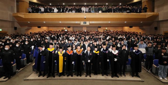 우석대(총장 박노준)가 4일 문화관 2층 아트홀에서 전주캠퍼스의 2025학년도 입학식을 개최했다. / 우석대