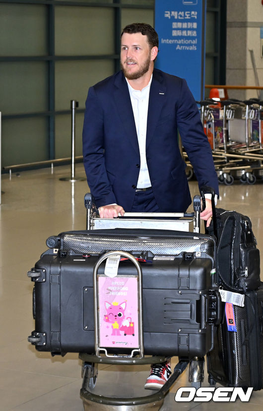 [OSEN=인천공항, 민경훈 기자] 4일 오후 두산 베어스 선수단이 스프링캠프 훈련을 마치고 귀국했다.두산 베어스는 이날 일본 미야자키 2차 스프링캠프 훈련 마치고 귀국했다.두산 외국인 투수 콜어빈이 입국하고 있다. 2025.03.04 /rumi@osen.co.kr