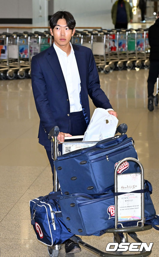[OSEN=인천공항, 민경훈 기자] 4일 오후 두산 베어스 선수단이 스프링캠프 훈련을 마치고 귀국했다.두산 베어스는 이날 일본 미야자키 2차 스프링캠프 훈련 마치고 귀국했다.두산 김민석이 귀국하고 있다. 2025.03.04 /rumi@osen.co.kr
