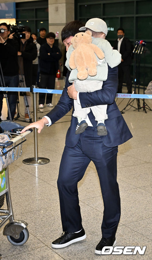 [OSEN=인천공항, 민경훈 기자] 4일 오후 두산 베어스 선수단이 스프링캠프 훈련을 마치고 귀국했다.두산 베어스는 이날 일본 미야자키 2차 스프링캠프 훈련 마치고 귀국했다.두산 정수빈이 귀국하며 가족과 만남을 갖고 있다. 2025.03.04 /rumi@osen.co.kr
