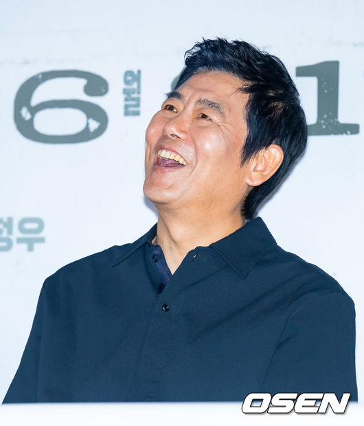 [OSEN=민경훈 기자] 13일 오후 서울 용산구 CGV 아이파크몰에서 영화 '하이재킹' 언론시사회가 열렸다. 이날 행사에는 배우 하정우, 여진구, 성동일, 채수빈, 김성한 감독가 참석했다. 배우 성동일이 기자간담회에서 환하게 웃고 있다. 2024.06.13 / rumi@osen.co.kr
