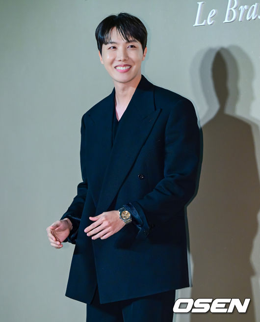 [OSEN=지형준 기자] 22일 오후 서울 성동구 성수동의 한 매장에서 스위스 고급 시계 제조사 포토행사가 열렸다.이날 방탄소년단 제이홉, 배우 차은우, 박신혜, 지진희, 모델 아이린, 셰프 안성재가 참석했다.가수 방탄소년단 제이홉이 포토타임을 하고 있다. 2024.11.22 / jpnews@osen.co.kr