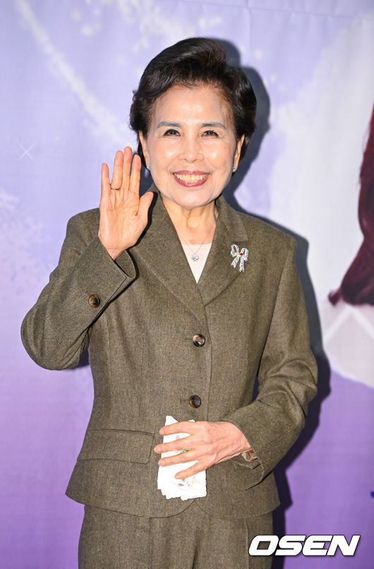 [OSEN=박준형 기자] 5일 오후 서울 상암 스탠포드 호텔에서 이미자 전통가요 헌정 공연 ‘맥을 이음’ 기자간담회가 진행됐다.이미자는 이번 공연에서 66년 가수 인생을 함께한 명곡들을 라이브로 들려준다. 그는 '동백 아가씨', '여자의 일생', '섬마을 선생님' 등 대표곡을 주현미·조항조 등 후배 가수들과의 협업 무대로 선보인다.가수 이미자가 포즈를 취하고 있다. 2025.03.05 / soul1014@osen.co.kr