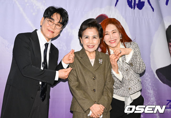 [OSEN=박준형 기자] 5일 오후 서울 상암 스탠포드 호텔에서 이미자 전통가요 헌정 공연 ‘맥을 이음’ 기자간담회가 진행됐다.이미자는 이번 공연에서 66년 가수 인생을 함께한 명곡들을 라이브로 들려준다. 그는 '동백 아가씨', '여자의 일생', '섬마을 선생님' 등 대표곡을 주현미·조항조 등 후배 가수들과의 협업 무대로 선보인다.가수 조항조과 이미자, 주현미가 포즈를 취하고 있다. 2025.03.05 / soul1014@osen.co.kr
