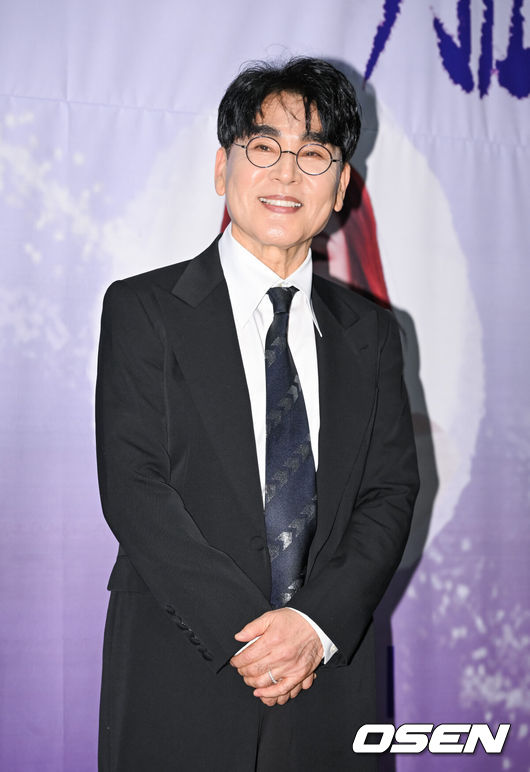 [OSEN=박준형 기자] 5일 오후 서울 상암 스탠포드 호텔에서 이미자 전통가요 헌정 공연 ‘맥을 이음’ 기자간담회가 진행됐다.이미자는 이번 공연에서 66년 가수 인생을 함께한 명곡들을 라이브로 들려준다. 그는 '동백 아가씨', '여자의 일생', '섬마을 선생님' 등 대표곡을 주현미·조항조 등 후배 가수들과의 협업 무대로 선보인다.가수 조항조가 포즈를 취하고 있다. 2025.03.05 / soul1014@osen.co.kr