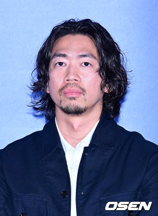 [OSEN=김성락 기자] 5일 오후 서울 용산구 한강대로 CGV 용산아이파크몰에서 영화 ‘침범’ 언론시사회가 열렸다.영화 ‘침범’은 기이한 행동을 하는 딸 소현(기소유)으로 인해 일상이 붕괴되고 있는 영은(곽선영)과 그로부터 20년 뒤 과거의 기억을 잃은 민(권유리)이 해영(이설)과 마주하며 벌어지는 균열을 그린 심리 파괴 스릴러다.이정찬 감독이 생각에 잠겨 있다. 2025.03.05 / ksl0919@osen.co.kr