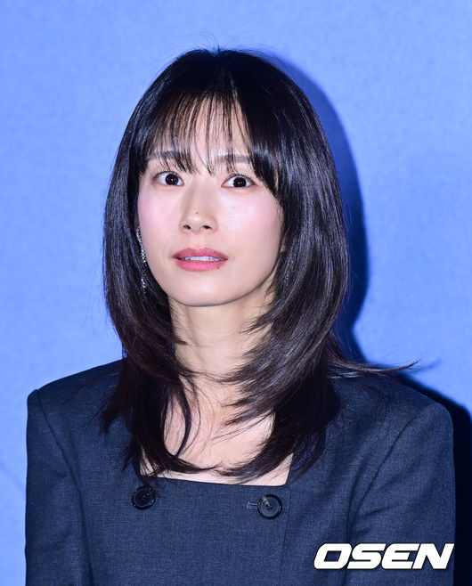 [OSEN=김성락 기자] 5일 오후 서울 용산구 한강대로 CGV 용산아이파크몰에서 영화 ‘침범’ 언론시사회가 열렸다.영화 ‘침범’은 기이한 행동을 하는 딸 소현(기소유)으로 인해 일상이 붕괴되고 있는 영은(곽선영)과 그로부터 20년 뒤 과거의 기억을 잃은 민(권유리)이 해영(이설)과 마주하며 벌어지는 균열을 그린 심리 파괴 스릴러다.배우 이설이 포즈를 취하고 있다. 2025.03.05 / ksl0919@osen.co.kr