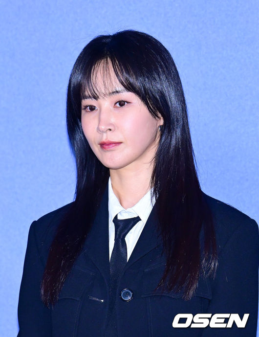 [OSEN=김성락 기자] 5일 오후 서울 용산구 한강대로 CGV 용산아이파크몰에서 영화 ‘침범’ 언론시사회가 열렸다.영화 ‘침범’은 기이한 행동을 하는 딸 소현(기소유)으로 인해 일상이 붕괴되고 있는 영은(곽선영)과 그로부터 20년 뒤 과거의 기억을 잃은 민(권유리)이 해영(이설)과 마주하며 벌어지는 균열을 그린 심리 파괴 스릴러다.배우 유리가 생각에 잠겨 있다. 2025.03.05 / ksl0919@osen.co.kr