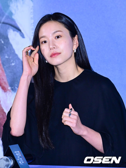 [OSEN=김성락 기자] 5일 오후 서울 용산구 한강대로 CGV 용산아이파크몰에서 영화 ‘침범’ 언론시사회가 열렸다.영화 ‘침범’은 기이한 행동을 하는 딸 소현(기소유)으로 인해 일상이 붕괴되고 있는 영은(곽선영)과 그로부터 20년 뒤 과거의 기억을 잃은 민(권유리)이 해영(이설)과 마주하며 벌어지는 균열을 그린 심리 파괴 스릴러다.배우 이설이 생각에 잠겨 있다. 2025.03.05 / ksl0919@osen.co.kr
