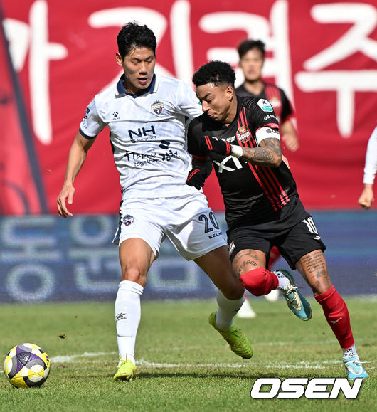[OSEN=서울월드컵경기장, 민경훈 기자] 3일 서울월드컵경기장에서 하나은행 K리그1 2025 FC서울과 김천상무 FC의 경기가 열렸다.  FC서울은 린가드를, 김천 상무는 이동경을 앞세워 승리를 노린다.전반 FC서울 린가드가 돌파를 시도하고 있다. 2025.03.03 / rumi@osen.co.kr