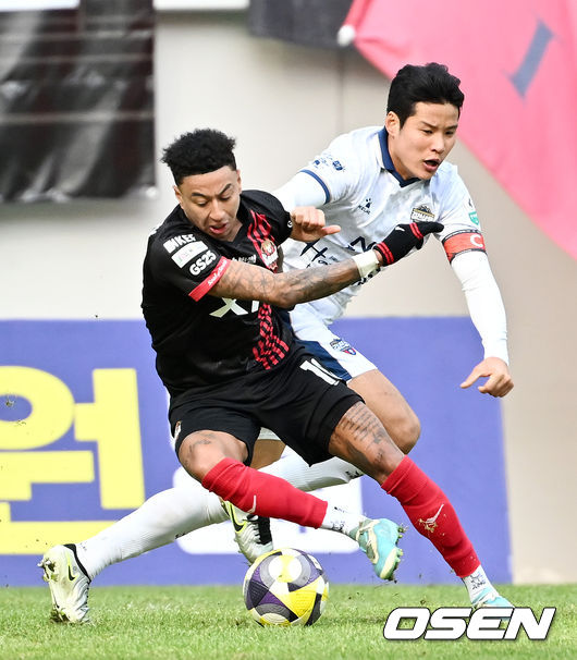 [OSEN=서울월드컵경기장, 민경훈 기자] 3일 서울월드컵경기장에서 하나은행 K리그1 2025 FC서울과 김천상무 FC의 경기가 열렸다.  FC서울은 린가드를, 김천 상무는 이동경을 앞세워 승리를 노린다.전반 FC서울 린가드가 돌파를 시도하고 있다. 2025.03.03 / rumi@osen.co.kr