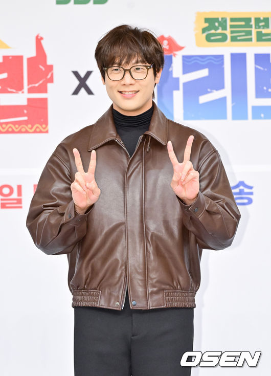 [OSEN=박준형 기자]  27일 목동 SBS 사옥에서 SBS ‘정글밥2 - 페루밥, 카리브밥(이하 '정글밥2')’ 제작발표회가 진행됐다. 오는 27일 첫 방송되는 SBS 새 예능프로그램 '정글밥2 - 페루밥, 카리브밥'은 미지의 정글에서 직접 캐고 잡고 요리하며 펼쳐지는 노동과 미식의 경계를 넘나드는 여행 이야기로 이날 행사에는 류수영,최현석,김옥빈,최다니엘,윤남노,이준,한비인PD,류지환PD가 참석했다. 배우 최다니엘이 포즈를 취하고 있다.   2025.02.27 / soul1014@osen.co.kr