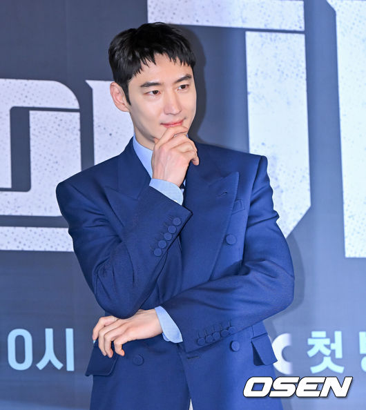 [OSEN=지형준 기자] 6일 오후 서울 신도림 라마다호텔에서JTBC새 토일드라마‘협상의 기술’ 제작발표회가 열렸다.오는8일(토)첫 방송될 ‘협상의 기술’(연출 안판석,극본 이승영, (주)비에이엔터테인먼트, SLL,드라마하우스스튜디오)은 전설의 협상가로 불리는 대기업의M&A전문가와 그 팀의 활약상을 그리는 드라마.배우 이제훈이 포토타임을 하고 있다. 2025.03.06 / jpnews@osen.co.kr