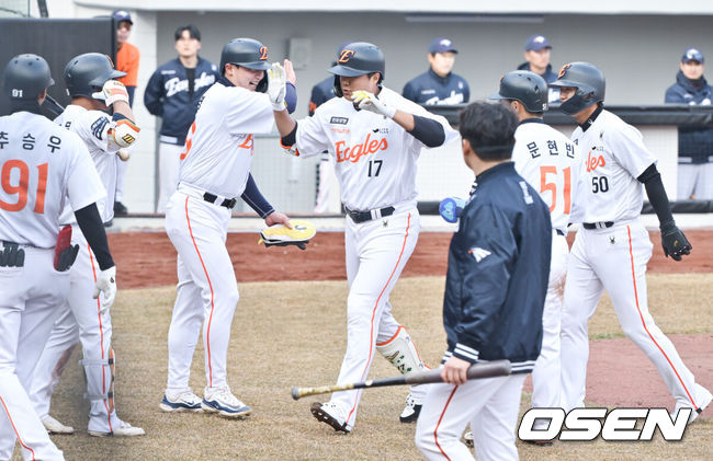[OSEN=대전, 박준형 기자]  6일 오후 대전 한화생명 볼파크에서 한화 자체 청백전 경기가 진행됐다.한화이글스와 한화퓨처스로 팀을 나눴다.6회 권광민이 만루홈런을 날린뒤 동료들의 축하를 받고 있다  2025.03.06 / soul1014@osen.co.kr
