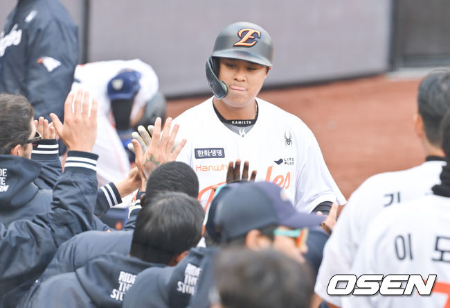 [OSEN=대전, 박준형 기자]  6일 오후 대전 한화생명 볼파크에서 한화 자체 청백전 경기가 진행됐다.한화이글스와 한화퓨처스로 팀을 나눴다.6회 권광민이 만루홈런을 날린뒤 동료들의 축하를 받고 있다  2025.03.06 / soul1014@osen.co.kr
