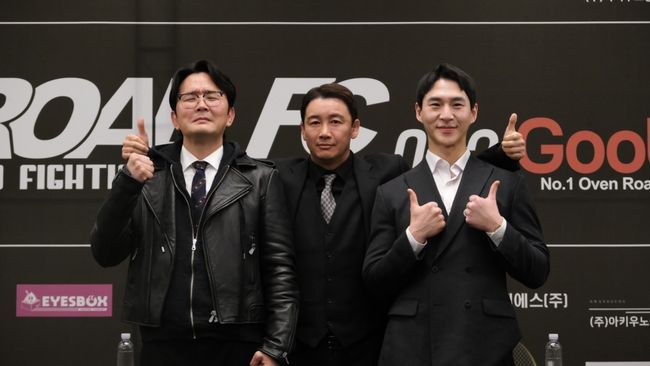 윤형빈(왼쪽)을 비롯해 로드FC 정문홍 회장과 '200만 유튜버' 밴쯔. / 로드FC