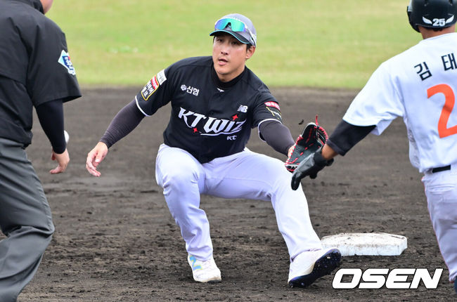 [OSEN=오키나와(일본), 조은정 기자]26일 일본 오키나와 고친다구장에서 한화 이글스와 KT 위즈의 연습경기가 열렸다.한화는 22일 훈련을 시작으로 8차례 연습경기를 치른 뒤 내달 4일 귀국한다.5회말 2사 1루에 KT 유격수 황재균이 견제구를 받고 있다. 2025.02.26 /cej@osen.co.kr