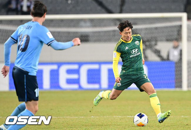 [OSEN=용인, 최규한 기자] 6일 오후 경기도 용인미르스타디움에서 ‘2024-2025 아시아축구연맹(AFC) 챔피언스리그 2 8강 1차전’ 전북 현대와 시드니FC(호주)의 경기가 열렸다.지난2022년 이후 시드니FC와3년 만의 리턴 매치를 펼치는 전북은 이번8강전에서 승리와 함께AFC챔피언스리그 호주 클럽 상대 무패 기록도 이어가겠다는 각오다.후반 전북 이승우가 돌파를 펼치고 있다. 2025.03.06 / dreamer@osen.co.kr