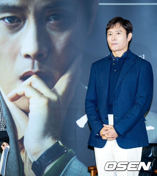 [OSEN=민경훈 기자] 7일 오전 서울 용산구 한강대로 CGV 용산아이파크몰에서 영화 '승부' 제작보고회가 열렸다.영화 '승부'는 대한민국 최고의 바둑 레전드 조훈현(이병헌 분)이 제자와의 대결에서 패한 후 타고난 승부사 기질로 다시 한번 정상에 도전하는 이야기를 그린다.배우 이병헌이 입장하며 포즈를 취하고 있다. 2025.03.07 / rumi@osen.co.kr