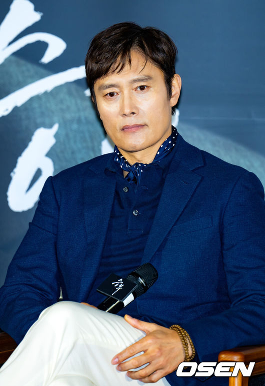 [OSEN=민경훈 기자] 7일 오전 서울 용산구 한강대로 CGV 용산아이파크몰에서 영화 '승부' 제작보고회가 열렸다.영화 '승부'는 대한민국 최고의 바둑 레전드 조훈현(이병헌 분)이 제자와의 대결에서 패한 후 타고난 승부사 기질로 다시 한번 정상에 도전하는 이야기를 그린다.배우 이병헌이 생각에 잠겨있다.. 2025.03.07 / rumi@osen.co.kr