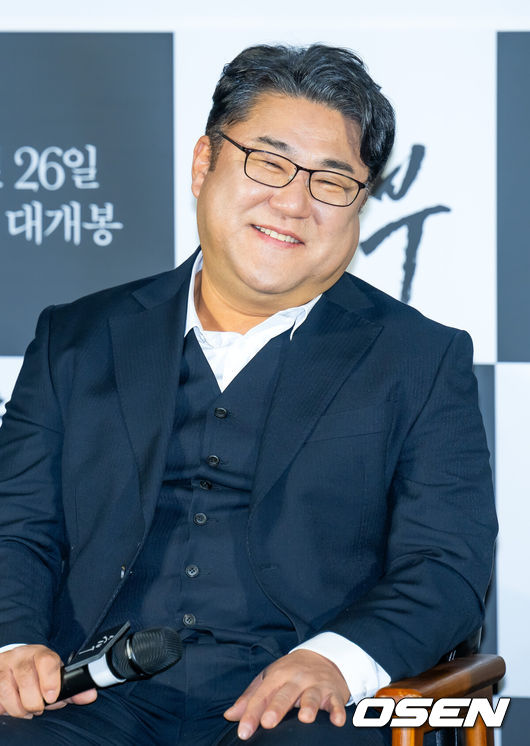 [OSEN=민경훈 기자] 7일 오전 서울 용산구 한강대로 CGV 용산아이파크몰에서 영화 '승부' 제작보고회가 열렸다.영화 '승부'는 대한민국 최고의 바둑 레전드 조훈현(이병헌 분)이 제자와의 대결에서 패한 후 타고난 승부사 기질로 다시 한번 정상에 도전하는 이야기를 그린다.배우 고창석이 입장하며 포즈를 취하고 있다. 2025.03.07 / rumi@osen.co.kr
