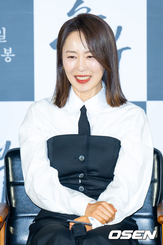[OSEN=민경훈 기자] 7일 오전 서울 용산구 한강대로 CGV 용산아이파크몰에서 영화 '승부' 제작보고회가 열렸다.영화 '승부'는 대한민국 최고의 바둑 레전드 조훈현(이병헌 분)이 제자와의 대결에서 패한 후 타고난 승부사 기질로 다시 한번 정상에 도전하는 이야기를 그린다.배우 문정희가 미소짓고 있다. 2025.03.07 / rumi@osen.co.kr