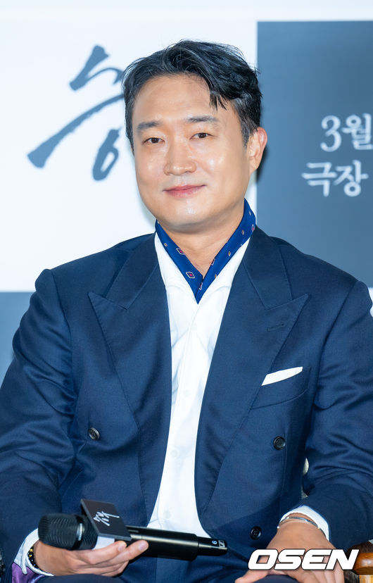 [OSEN=민경훈 기자] 7일 오전 서울 용산구 한강대로 CGV 용산아이파크몰에서 영화 '승부' 제작보고회가 열렸다.영화 '승부'는 대한민국 최고의 바둑 레전드 조훈현(이병헌 분)이 제자와의 대결에서 패한 후 타고난 승부사 기질로 다시 한번 정상에 도전하는 이야기를 그린다.배우 조우진이 미소짓고 있다. 2025.03.07 / rumi@osen.co.kr