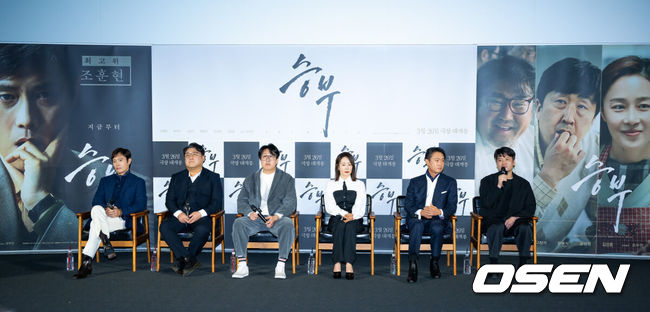 [OSEN=민경훈 기자] 7일 오전 서울 용산구 한강대로 CGV 용산아이파크몰에서 영화 '승부' 제작보고회가 열렸다.영화 '승부'는 대한민국 최고의 바둑 레전드 조훈현(이병헌 분)이 제자와의 대결에서 패한 후 타고난 승부사 기질로 다시 한번 정상에 도전하는 이야기를 그린다.배우 이병헌, 고창석, 현봉식, 문정희, 조우진과 김형주 감독이 질의응답을 하고 있다. 2025.03.07 / rumi@osen.co.kr