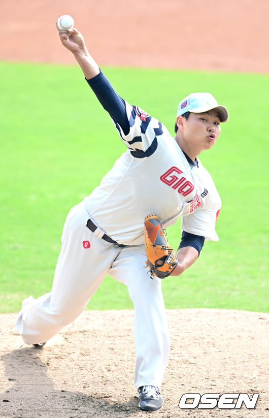 [OSEN=타이난(대만), 최규한 기자] 프로야구 롯데 자이언츠가 18일(한국시간) 대만 타이난 아시아-태평양 국제야구센터에서 진행된 2025 시즌 스프링캠프에서 구슬땀을 흘렸다. 이날 롯데는 대만 프로야구팀 중신 브라더스와 연습경기를 가졌다.롯데 선발 박진이 힘차게 공을 뿌리고 있다. 2025.02.18 / dreamer@osen.co.kr