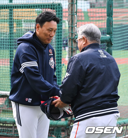 [OSEN=청주, 박준형 기자] 8일 청주야구장에서 ‘2025 신한 SOL BANK KBO리그’ 시범경기 한화 이글스와 두산 베어스의 경기가 진행된다.한화 엄상백과 두산 최승용이 선발 마운드에 오른다.경기 앞서 두산 이승엽 감독과 한화 김경문 감독이 악수를 나누고 있다.   2025.03.08 / soul1014@osen.co.kr