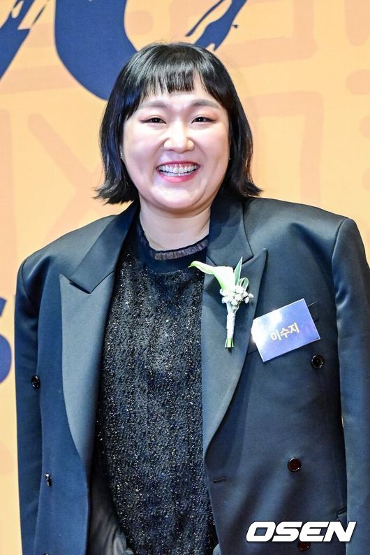 [OSEN=최규한 기자]이수지가 개그우먼상을 수상한 뒤 포즈를 취하고 있다. 2025.01.07 / dreamer@osen.co.kr