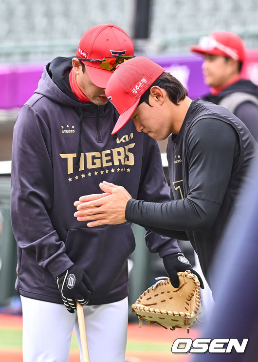 [OSEN=부산, 이석우 기자] 8일 부산 사직야구장에서 2025 신한 SOL 뱅크 KBO 리그 롯데 자이언츠와 KIA 타이거즈의 시범경기가 열린다. 8일 전국 5개 구장에서 개최되는 2025 KBO 시범경기는 오는 18일까지 10경기씩 치르게 된다.KIA 타이거즈 김도영이 훈련 중 박수를 치고 있다. 2025.03.08 / foto0307@osen.co.kr