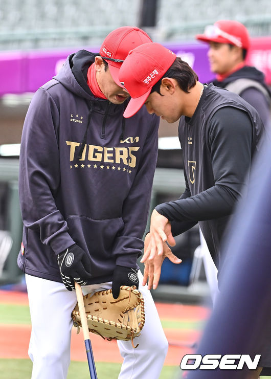 [OSEN=부산, 이석우 기자] 8일 부산 사직야구장에서 2025 신한 SOL 뱅크 KBO 리그 롯데 자이언츠와 KIA 타이거즈의 시범경기가 열린다. 8일 전국 5개 구장에서 개최되는 2025 KBO 시범경기는 오는 18일까지 10경기씩 치르게 된다.KIA 타이거즈 김도영이 훈련 중 손을 틀고 있다. 2025.03.08 / foto0307@osen.co.kr