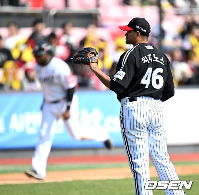 [OSEN=수원, 이대선 기자] 8일 오후 수원KT위즈파크에서  2025 신한 SOL뱅크 KBO 리그 시범경기 KT 위즈와 LG 트윈스의 경기가 열렸다.KT는 고영표, LG는 요니 치리노스를 선발 투수로 내세웠다.4회말 1사 3루에서 KT 장성우에게 좌월 투런 홈런을 허용한 LG 요니 치리노스가 아쉬워하고 있다. 2025.03.08 /sunday@osen.co.kr