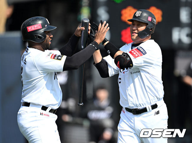 [OSEN=수원, 이대선 기자] 8일 오후 수원KT위즈파크에서  2025 신한 SOL뱅크 KBO 리그 시범경기 KT 위즈와 LG 트윈스의 경기가 열렸다.KT는 고영표, LG는 요니 치리노스를 선발 투수로 내세웠다.4회말 1사 3루에서 KT 장성우가 좌월 투런 홈런을 치고 홈에서 로하스와 환호하고 있다. 2025.03.08 /sunday@osen.co.kr